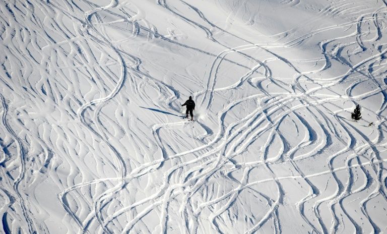 Austria prosecutors probe coronavirus outbreak in ski resort 1
