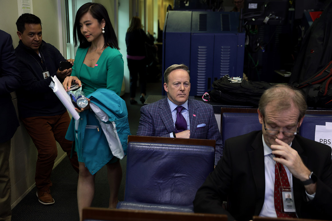 Sean Spicer debuts as White House reporter during heated Trump coronavirus briefing 1