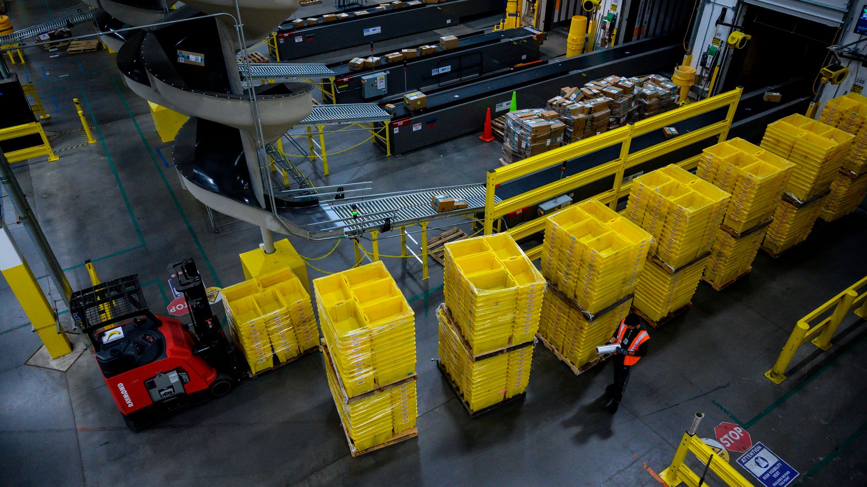 Amazon Workers Plan Walkout After Staten Island Warehouse Reports COVID-19 Case 1