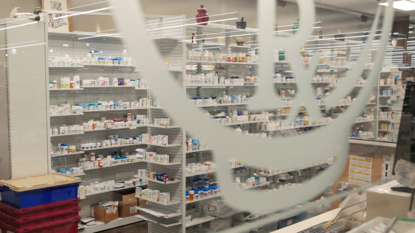 States say doctors are stockpiling trial coronavirus drugs — for themselves 1
