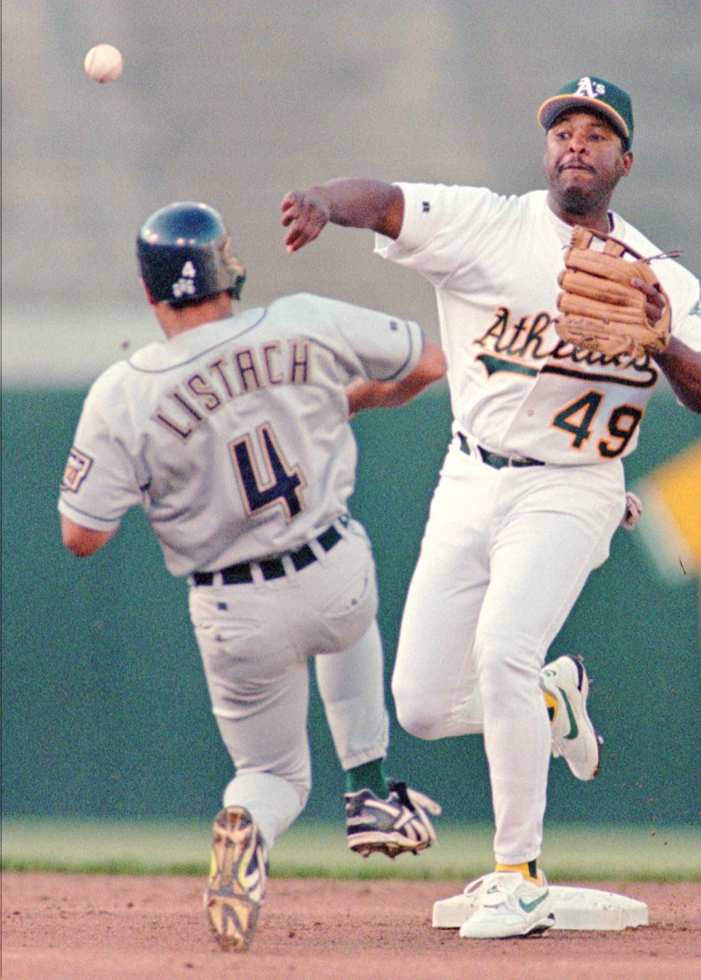 Oakland A’s minor league manager Webster Garrison reportedly
off ventilator in fight against coronavirus 1