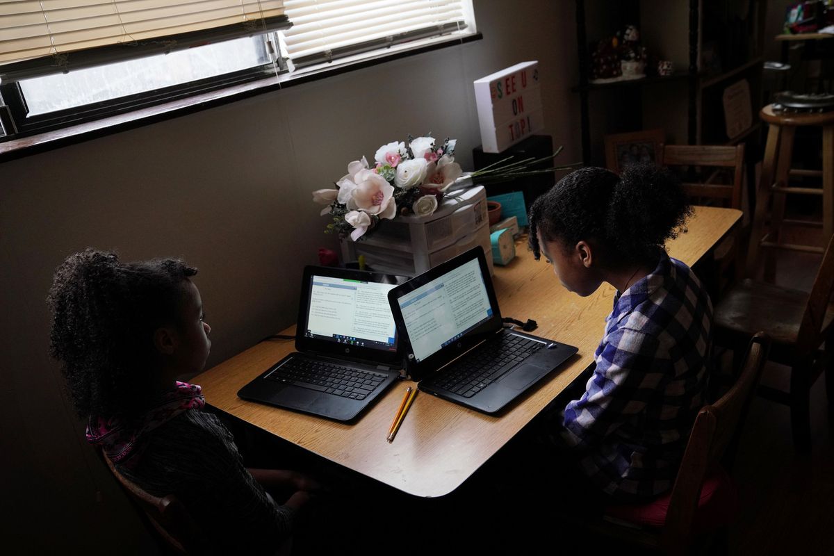 Coronavirus is pushing thousands of Illinois kids into e-learning. But the school that pioneered the model in Chicago has just been forced to close. 1