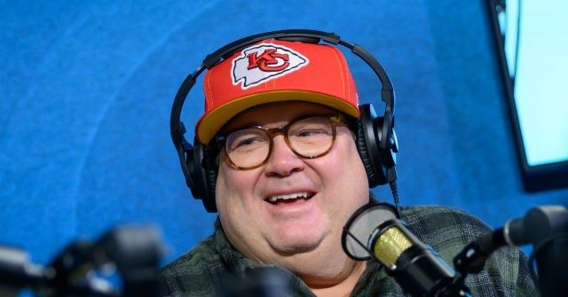 Coronavirus: 'Modern Family' Star Eric Stonestreet Donates 200K Meals to Kansas City Food Bank 1