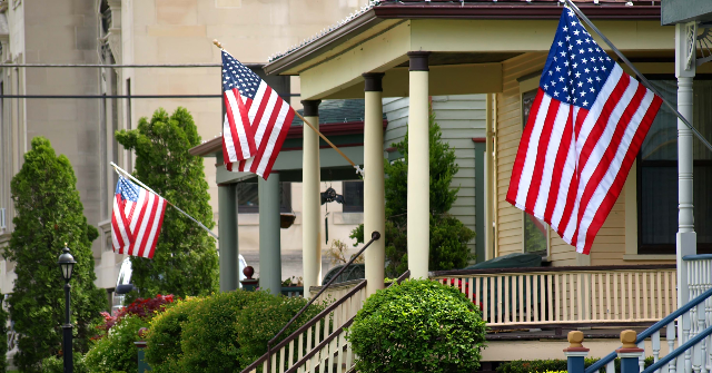 Americans Across Country Embrace Patriotism During Coronavirus: 'Put the Flag Up' 1