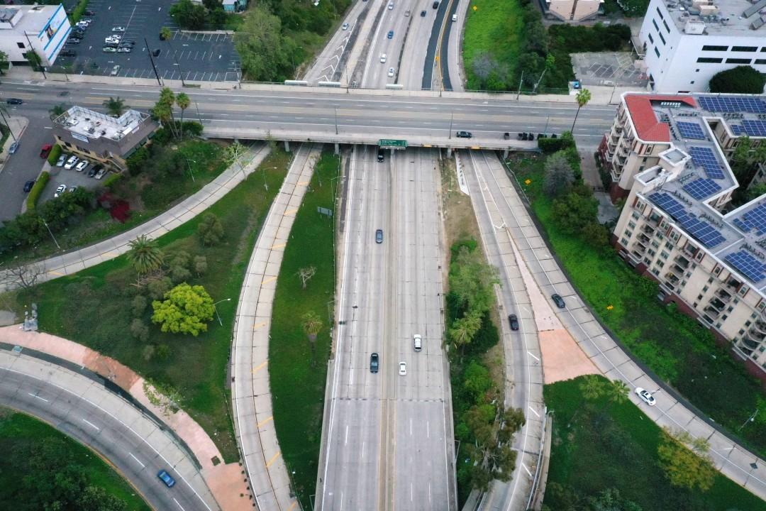 "Doesn’t Even Look Real" - Los Angeles Morphs Into "Ghost Town" Amid COVID-19 Outbreak  1