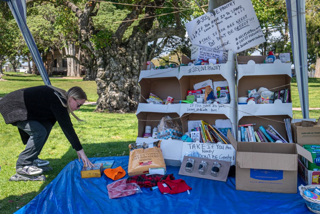 Makeshift pantries pop up in California neighborhoods to help those in need during coronavirus shutdowns 1