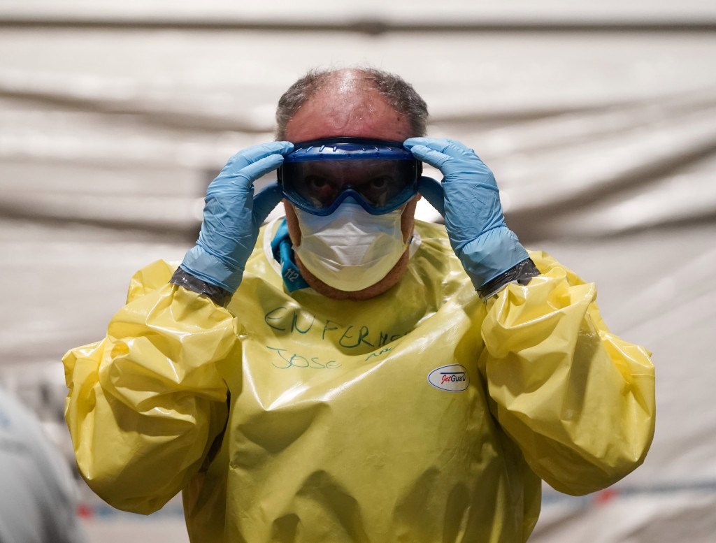 Photos: Fighting the coronavirus abroad in Italy and Spain 1