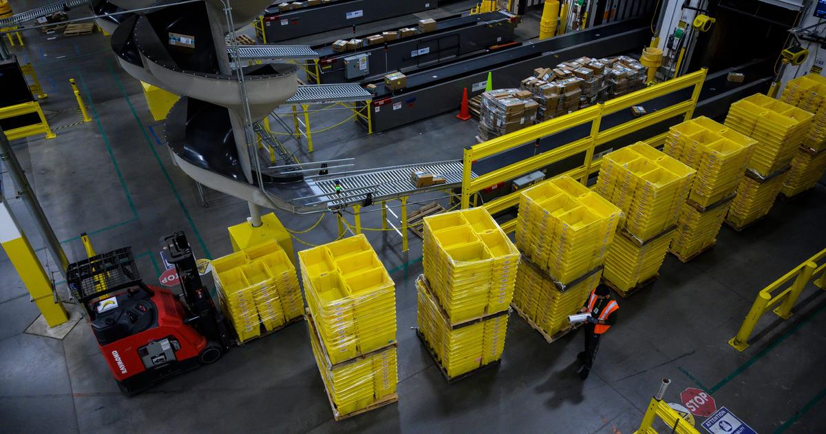 Amazon warehouse workers plan walkout over coronavirus 1
