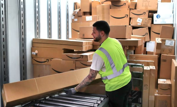 Amazon Doubles Its Workers' Overtime Pay As Demand Spikes Due To Coronavirus Lockdowns 1
