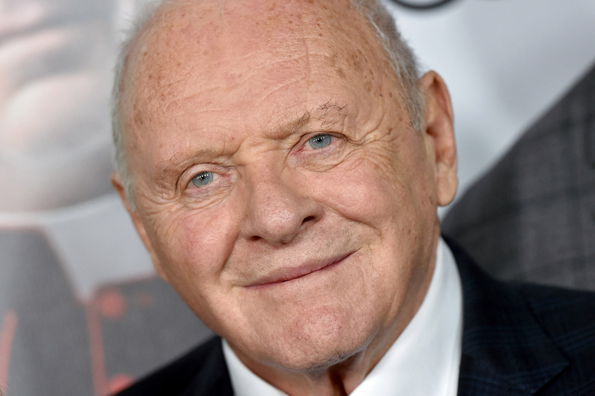 Anthony Hopkins plays piano for cat while at home amid coronavirus pandemic 1