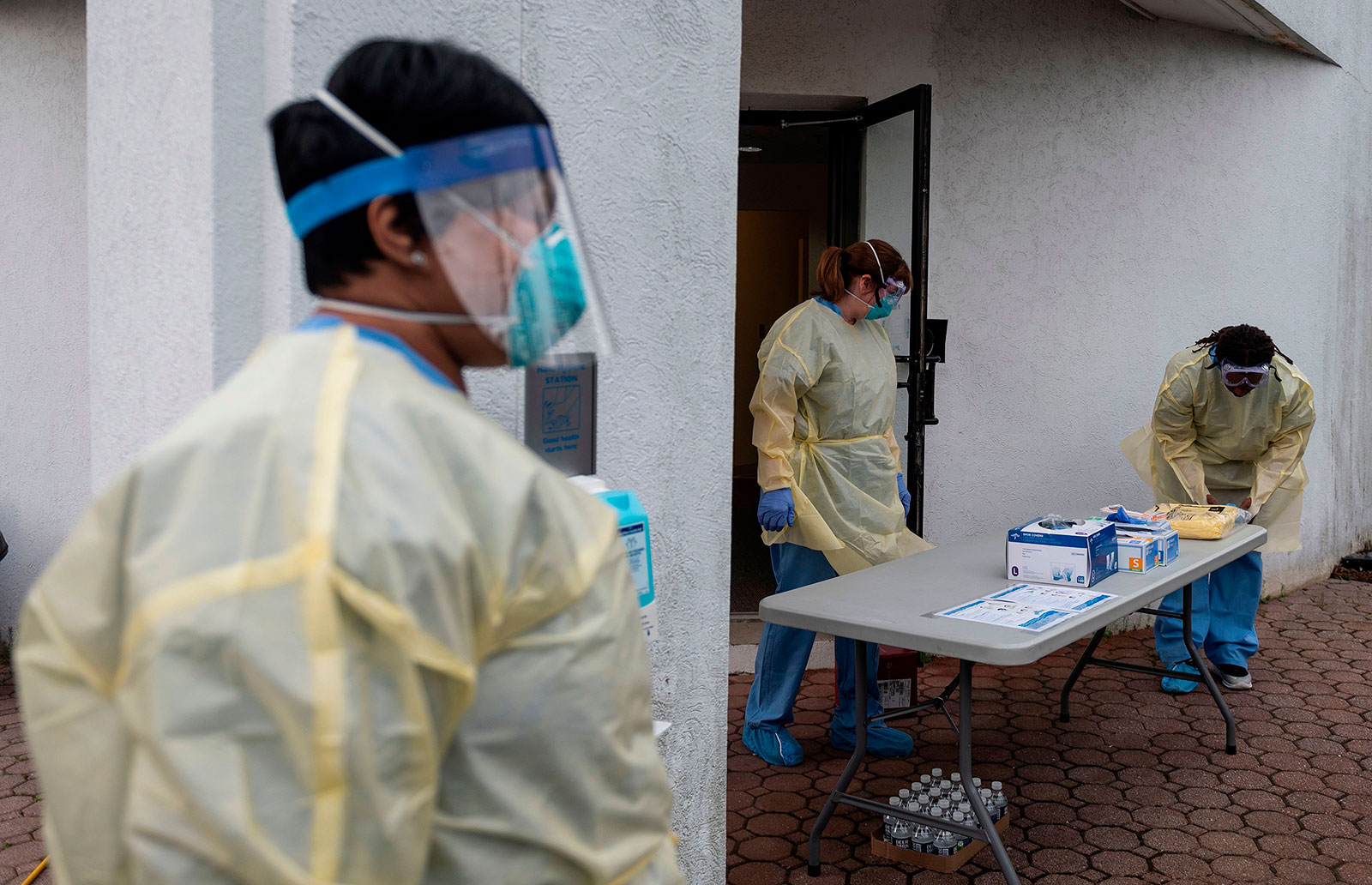 At least 295 people have died as the coronavirus continues to spread 1 At least 295 people have died as the coronavirus continues to spread 1