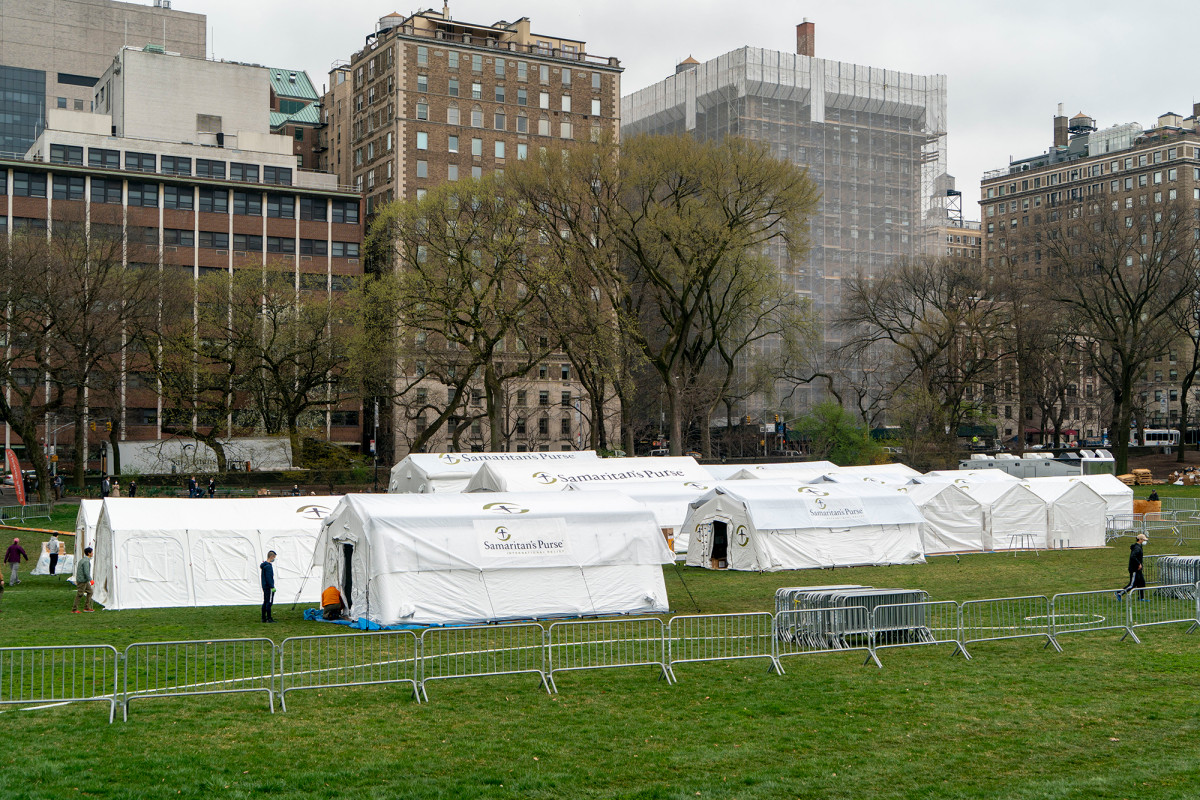 White House projects up to 240K American coronavirus deaths 1
