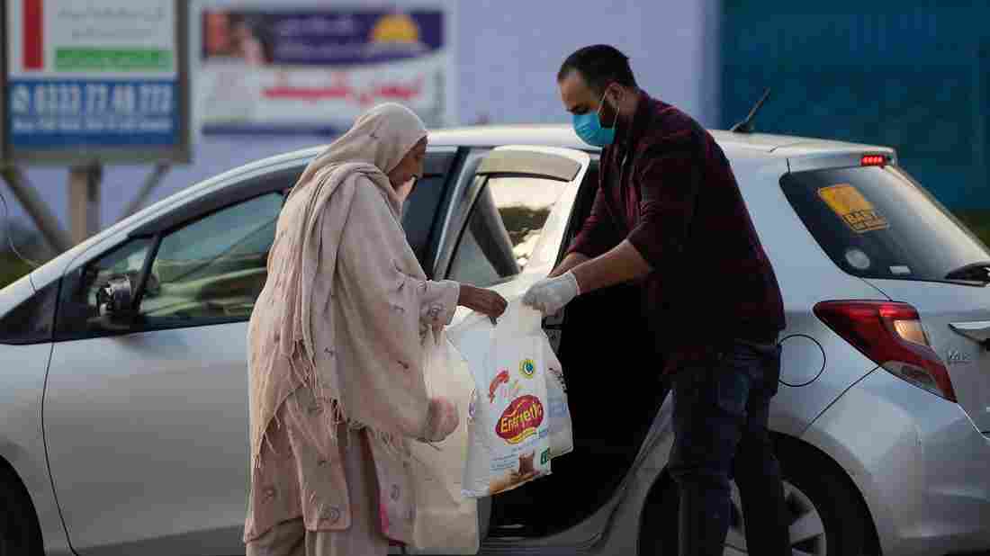 As The Coronavirus Rips Through Pakistan, Volunteers Rush Out To Help 1