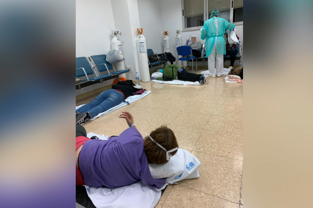 Coronavirus patients spotted lying on floor at overrun Madrid hospital 1 Coronavirus patients spotted lying on floor at overrun Madrid hospital 1