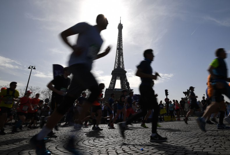 Man Under Coronavirus Lockdown in France Completes Marathon on His Balcony to Show Those in Quarantine 'Have No Excuses' 1