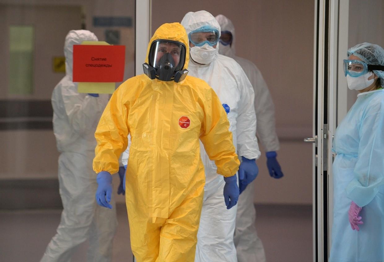 Watch: Putin Dons Hazmat Suit In Rare Visit To Covid-19 Patients 1
