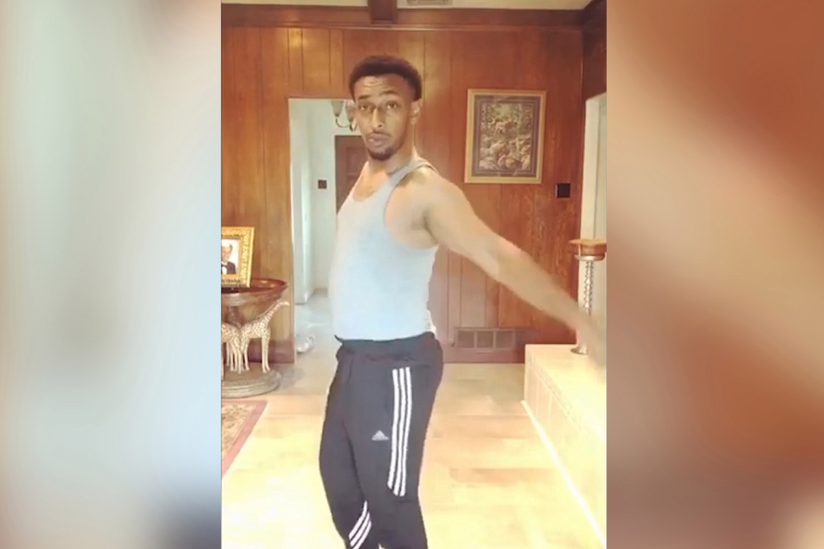 Man models quarantine-inspired styles in hilarious home fashion show 1