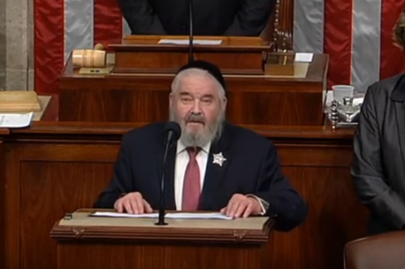 91-Year-Old Rabbi Who Saved Families From the Holocaust Dies of Coronavirus Two Months After Leading Opening Prayer in House 1