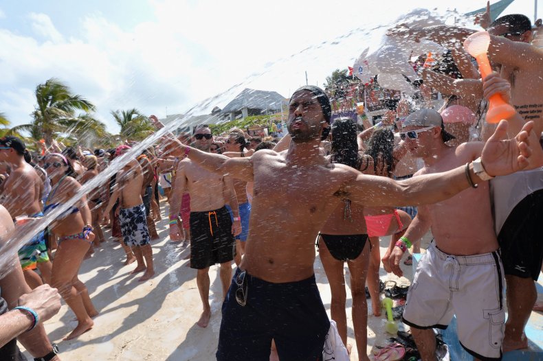 28 Texas Spring Breakers Test Positive for Coronavirus After Group Vacation to Mexico 1