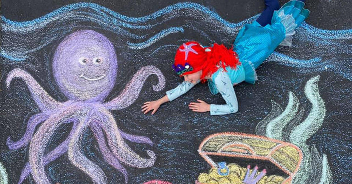 Mom creates sidewalk art to entertain kids in
quarantine 1