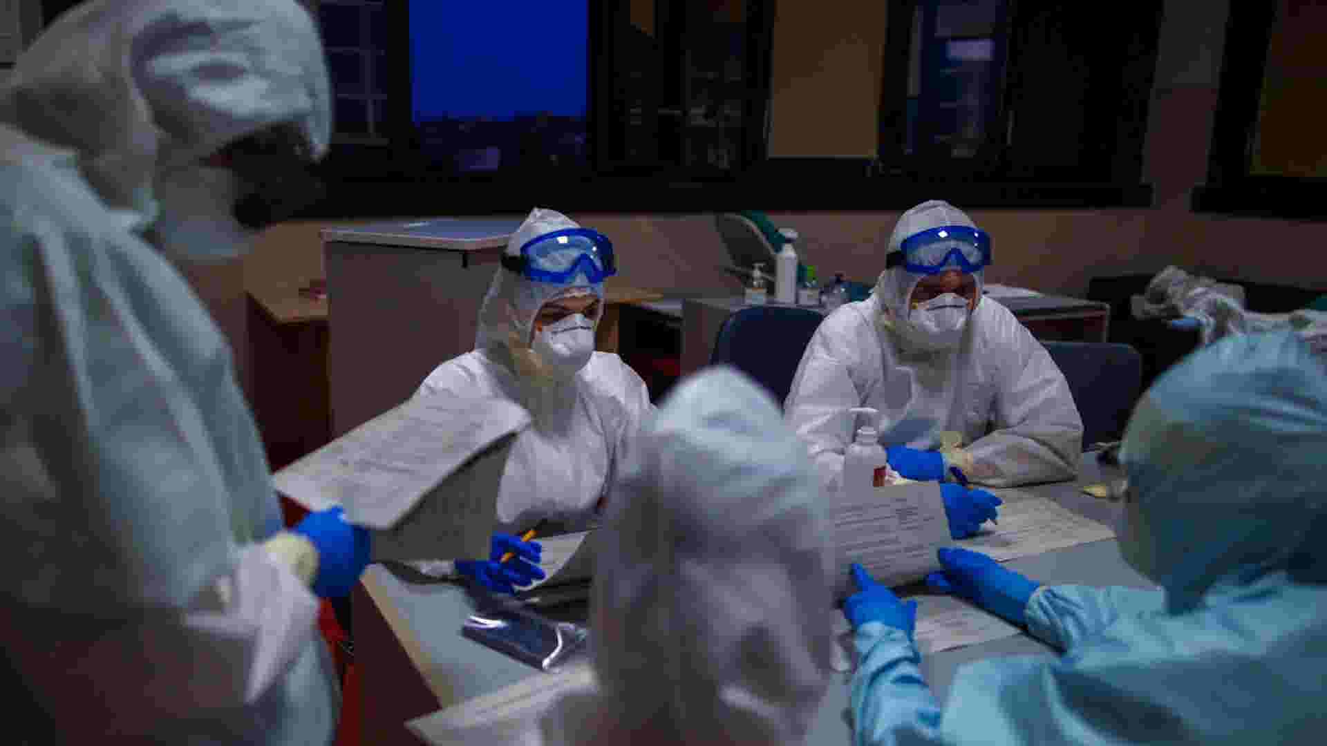 Italian doctor fights coronavirus to save lives 1