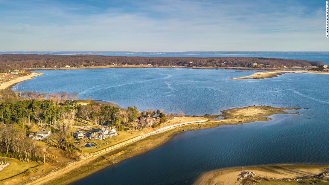 In the Hamptons and Martha's Vineyard, locals fear wealthy coronavirus refugees 1