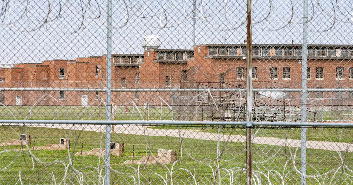 'Walking dead': Inmates describe how coronavirus swept
through an Ohio prison 1