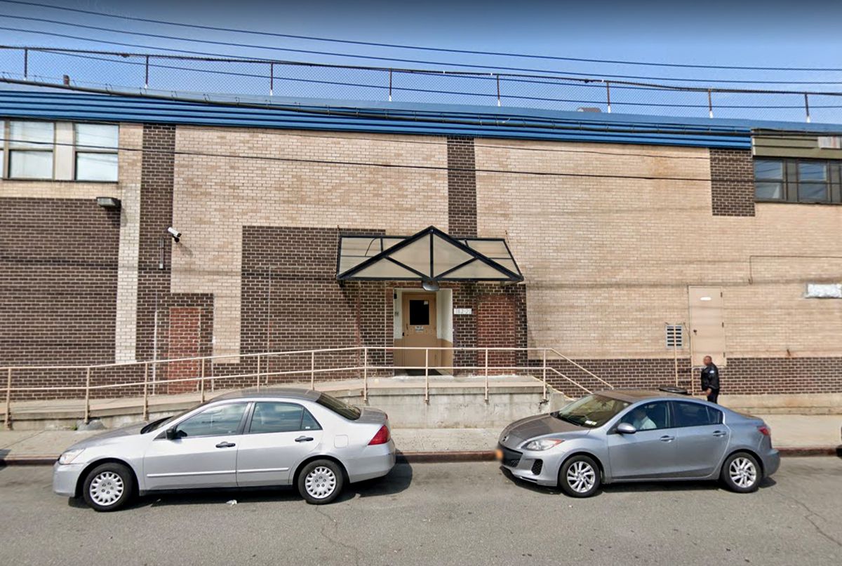 Coronavirus-sickened inmates at Queens prison say help comes
slowly — and they’ve tested symptoms by ability to taste Jolly
Ranchers candy 1 Coronavirus-sickened inmates at Queens prison say help comes
slowly — and they’ve tested symptoms by ability to taste Jolly
Ranchers candy 1