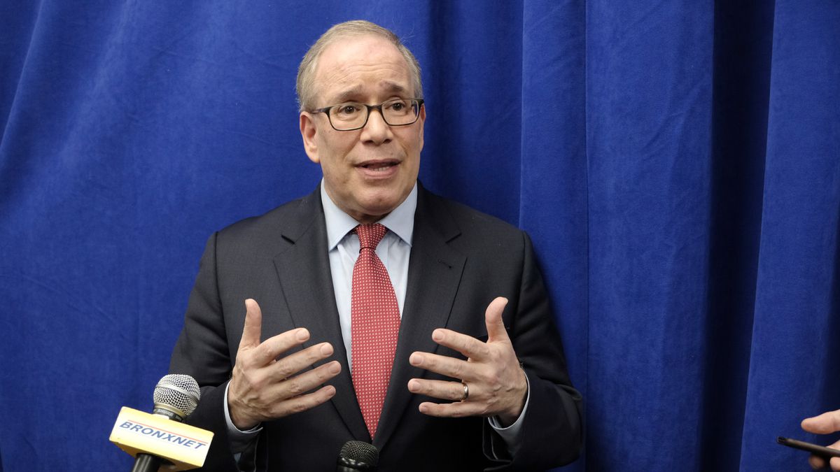 Test all NYC inmates for coronavirus, Stringer urges de
Blasio 1 Test all NYC inmates for coronavirus, Stringer urges de
Blasio 1