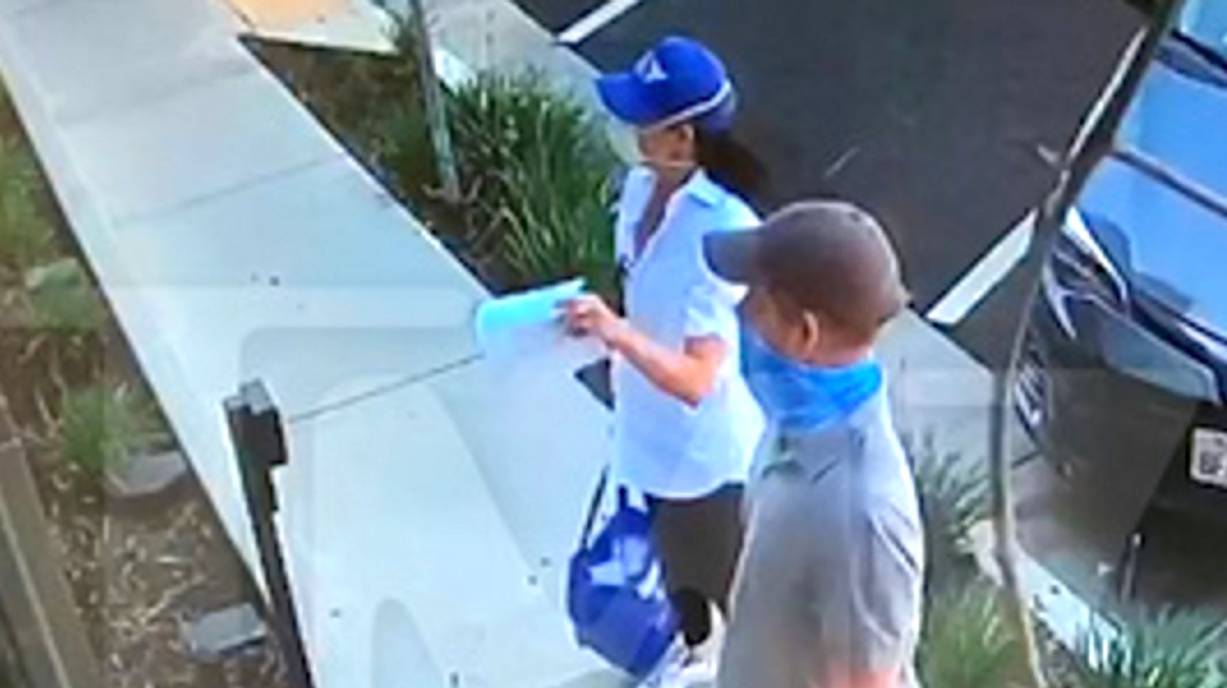 Watch Meghan Markle, Prince Harry Deliver Meals To Needy
Amid Coronavirus Pandemic 1