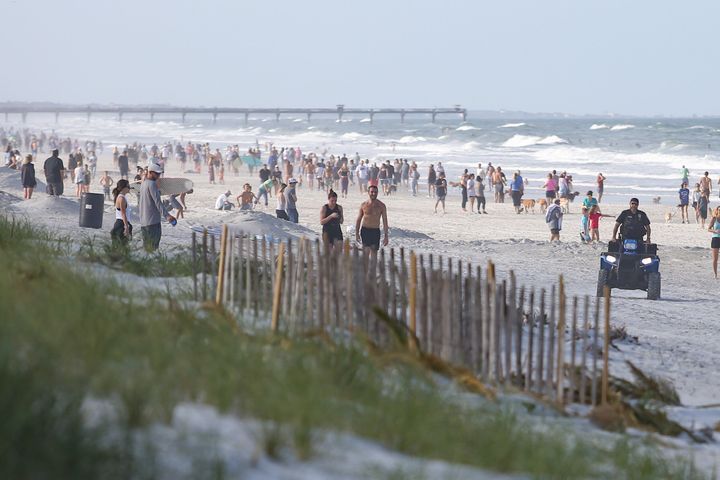 People Make ‘Mad Dash’ To Florida Beach That Reopened Amid
Coronavirus Pandemic 1