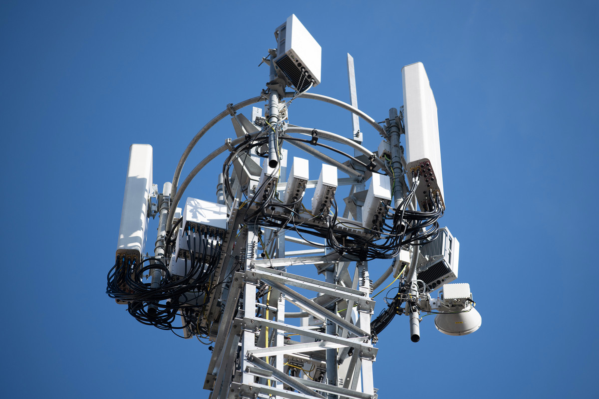 Twitter clamps down on coronavirus 5G conspiracy
theories 1