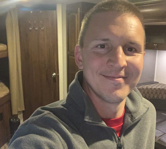 The doctor took off his wedding ring to reduce risk of
contracting coronavirus. Then he slept in an RV. 1