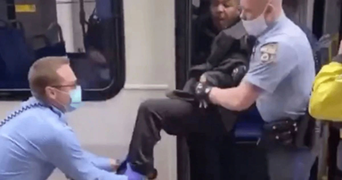 SEE IT: Philadelphia police officers drag man off bus for not wearing face mask amid coronavirus pandemic 1 SEE IT: Philadelphia police officers drag man off bus for not wearing face mask amid coronavirus pandemic 1
