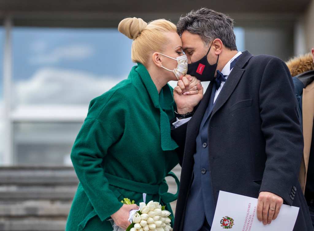 Photos: Wedding and romance still alive in era of social distancing and coronavirus 1