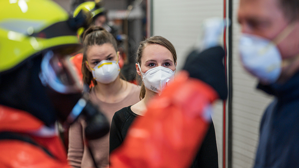 Coronavirus found to linger in the air in crowded
spaces 1