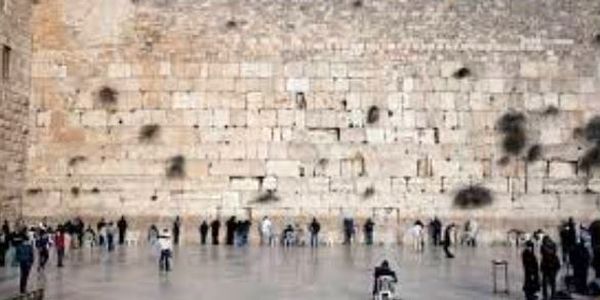 Priests gather at Western Wall for quiet blessing against coronavirus 1