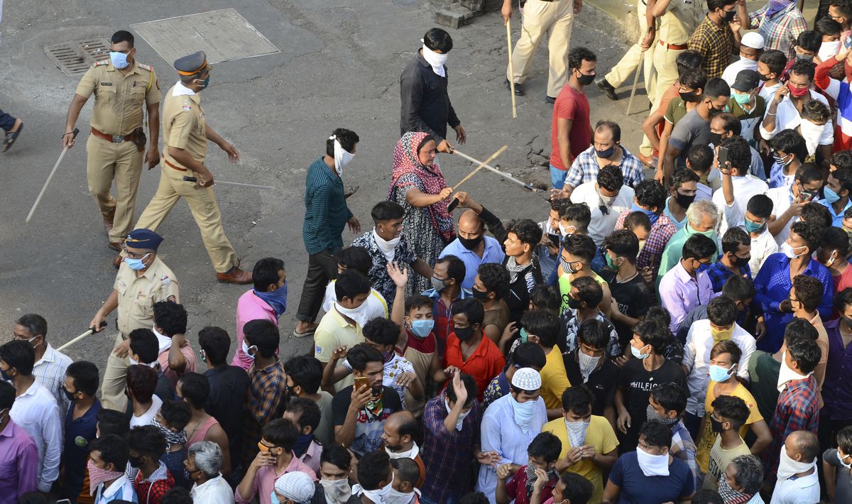 SEE IT: Giant crowd gathers at Mumbai train station as
India’s coronavirus lockdown extended 1