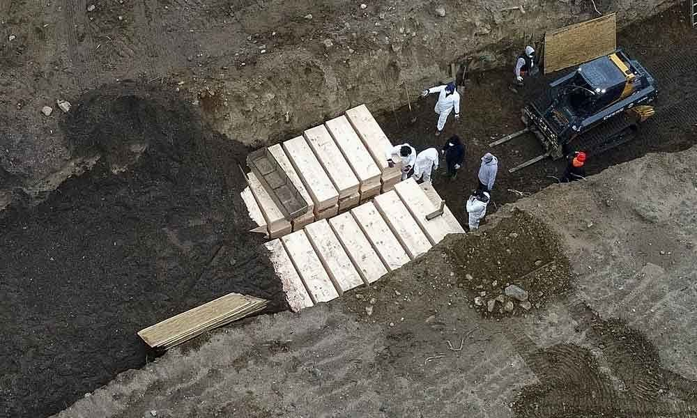 New York City burying coronavirus victims in a MASS GRAVE in Hart Island, The Bronx 1