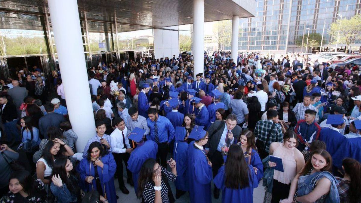Maine East, South high schools plan ‘virtual graduation,’
delayed prom during COVID-19 1