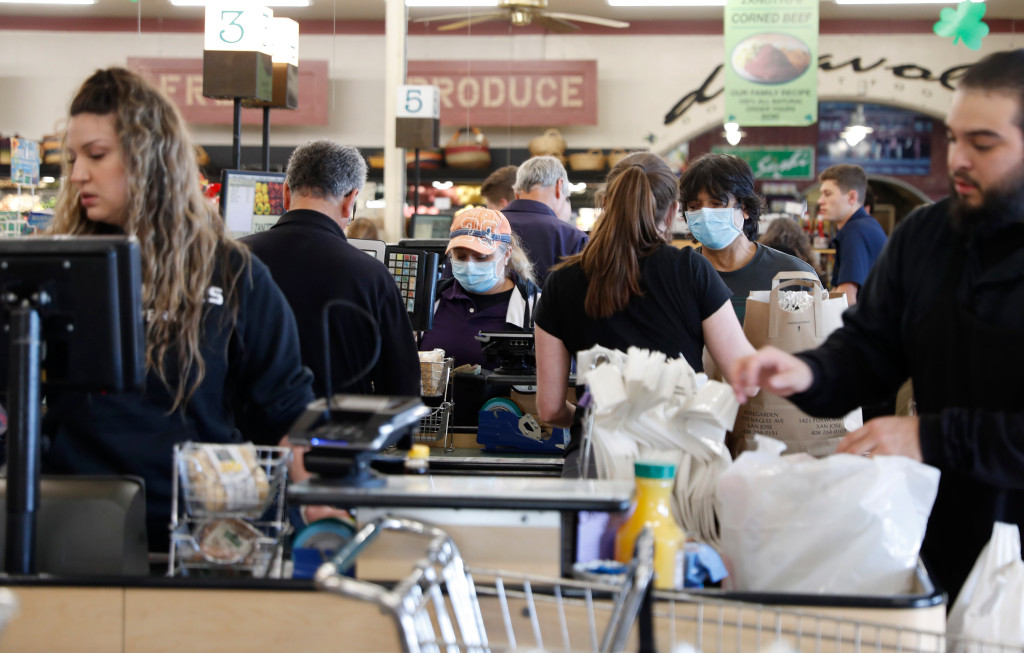 Coronavirus Q&A: What’s the latest on grocery store
bags and fees? 1