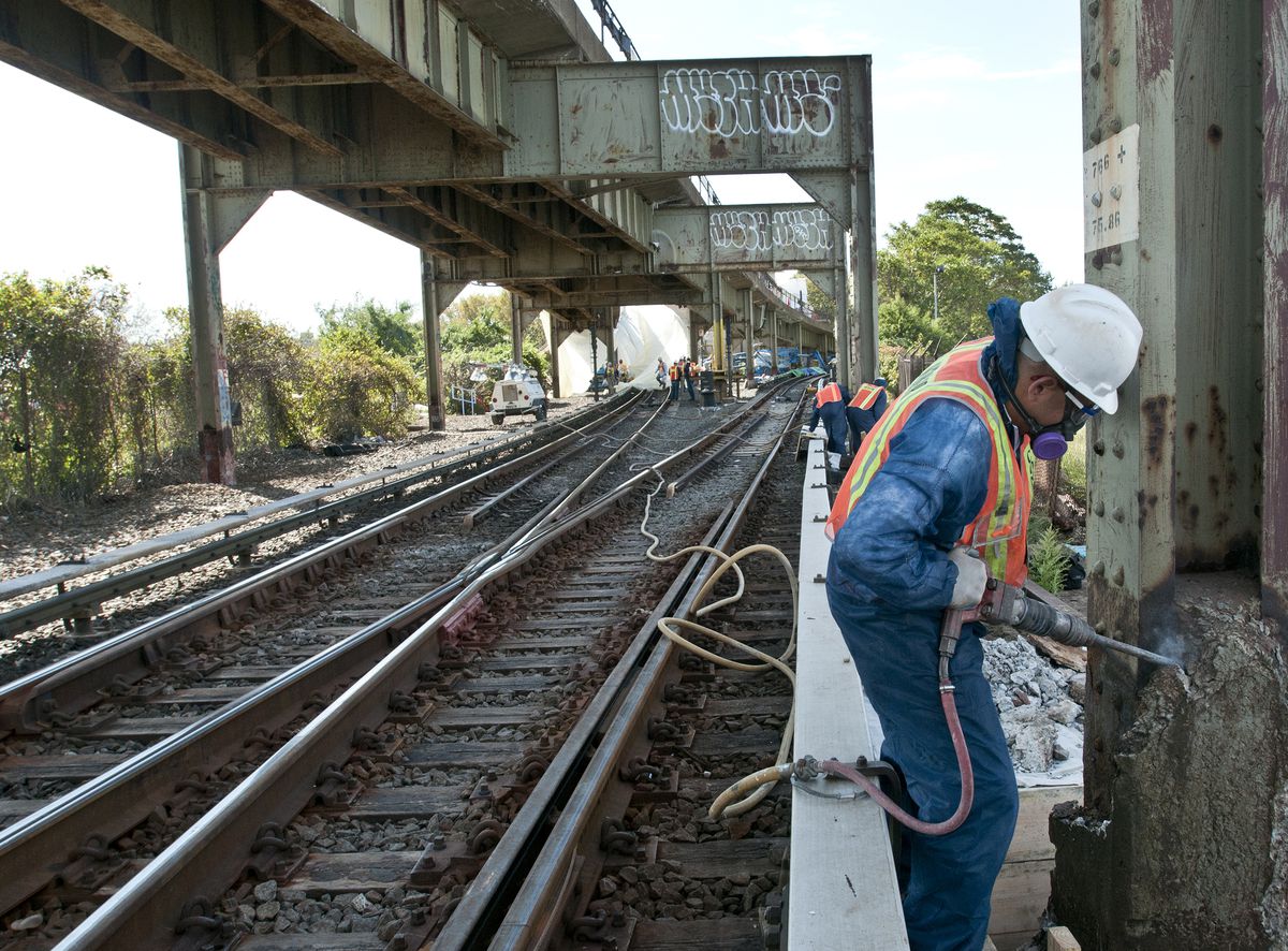 MTA construction moves forward with few hiccups during
coronavirus crisis; crews see low infection rate 1 MTA construction moves forward with few hiccups during
coronavirus crisis; crews see low infection rate 1