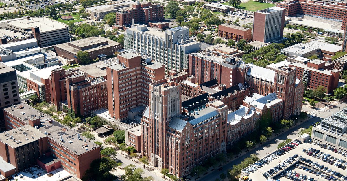 UIC medical students to graduate early amid COVID-19 pandemic 1