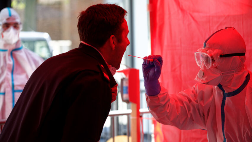 If you have coronavirus symptoms, assume you have the illness, even if you test negative 1