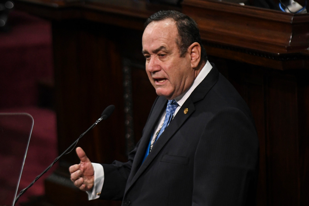 US deporting illegal immigrants with coronavirus to
Guatemala, president says 1 US deporting illegal immigrants with coronavirus to
Guatemala, president says 1