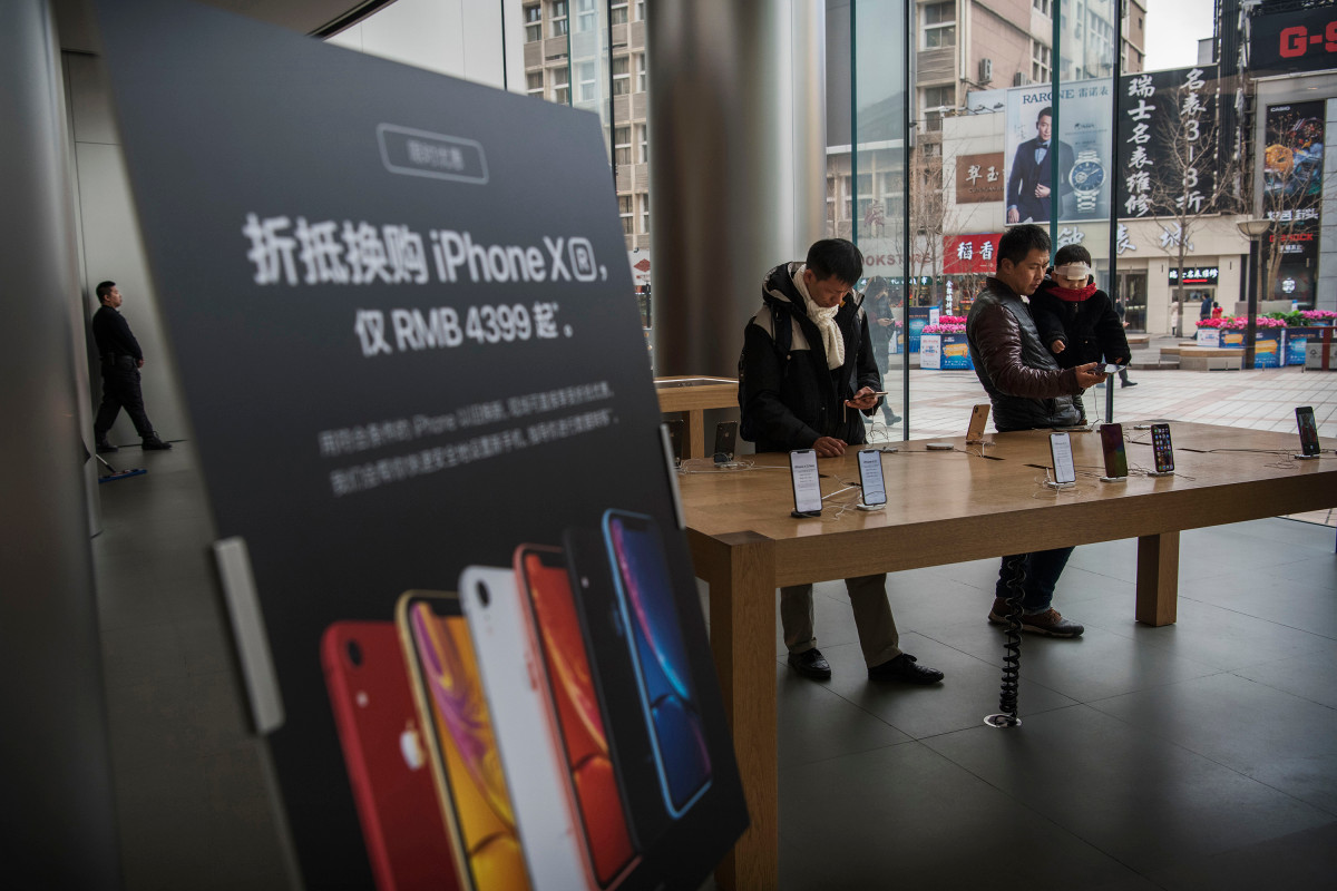 Coronavirus puts damper on global smartphone
production 1