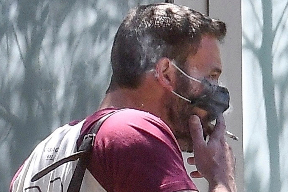 Ben Affleck won’t let a protective coronavirus mask stop him
from smoking 1