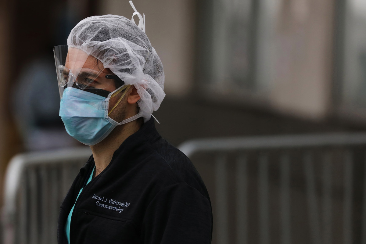 Study finds coronavirus bits linger in air of crowded
spaces 1