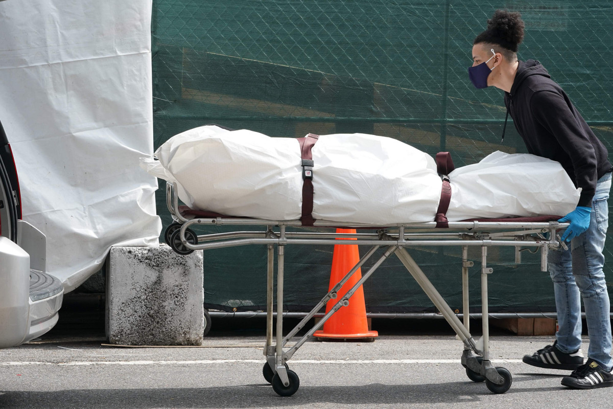 Coronavirus pandemic model increases predicted US death toll
to 74,000 1