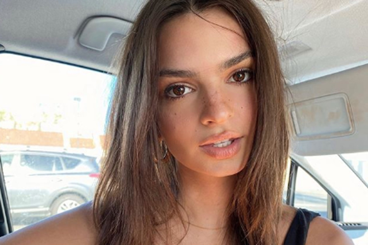 Emily Ratajkowski’s quarantine skincare routine includes
snail mucin 1